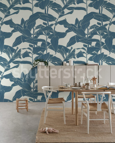Tapet cu frunze albastre mari pe fundal crem, ilustrând un stil grafic și modern, aplicat pe peretele unei sufragerii.