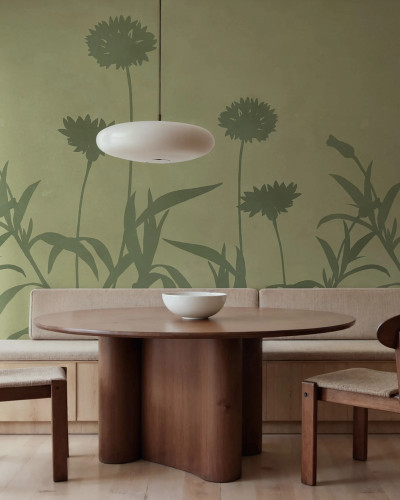 Fototapet cu siluete de flori verzi pe un fundal verde deschis, într-un decor de sufragerie.