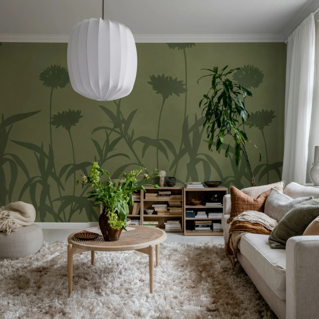 Fototapet cu siluete de flori verzi pe un fundal verde deschis, într-un decor de sufragerie.