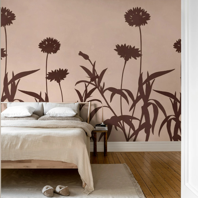 Living modern cu fototapet floral grafic în nuanțe de roz pe perete