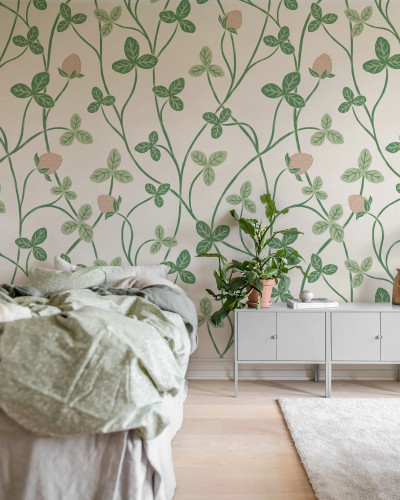 Tapet cu model de trifoi si flori in nuante de verde si roz