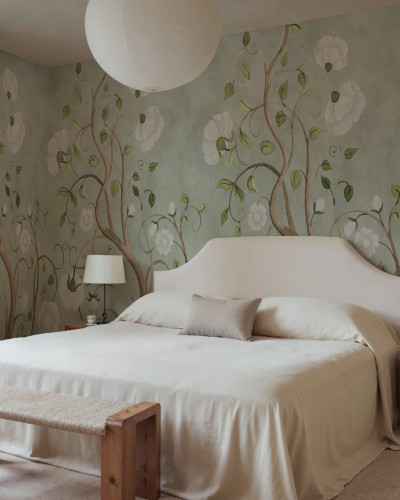 Fototapet cu un design floral subtil, cu tije și flori albe pe un fundal verde deschis, integrat într-un dormitor modern.