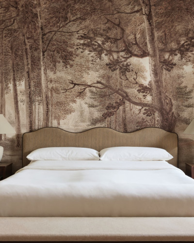 Fototapet cu peisaj de pădure în nuanțe de burgundy, prezentat în decorul unui dormitor modern.