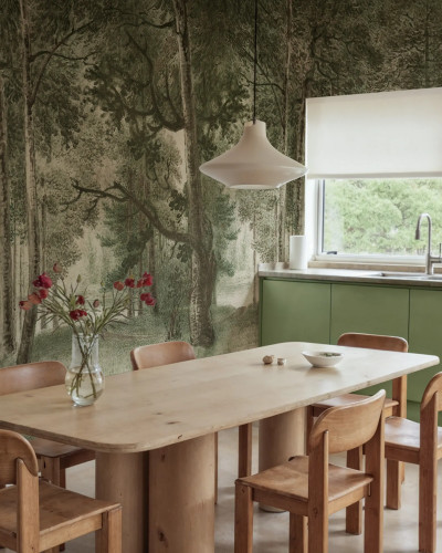 Fototapet cu ilustrație de pădure în nuanțe de verde, într-un living/bucătărie modernă.