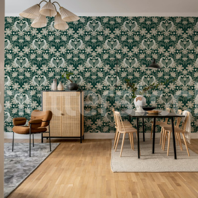 Tapet cu un model de pasari si flori in nuante de verde inchis, decorat pe peretele unui living modern.