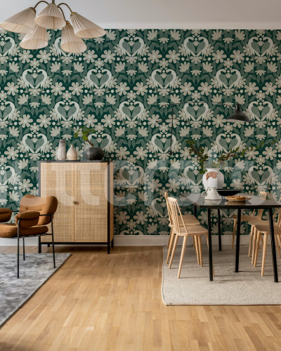 Tapet cu un model de pasari si flori in nuante de verde inchis, decorat pe peretele unui living modern.
