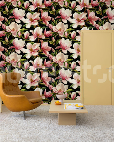 Fototapet cu flori de magnolie roz pe fond negru, într-un living modern.
