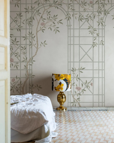 Fototapet cu design Chinoiserie Trellis, cu ramuri delicate și o structură de treliș, creând un aspect luminos și elegant.