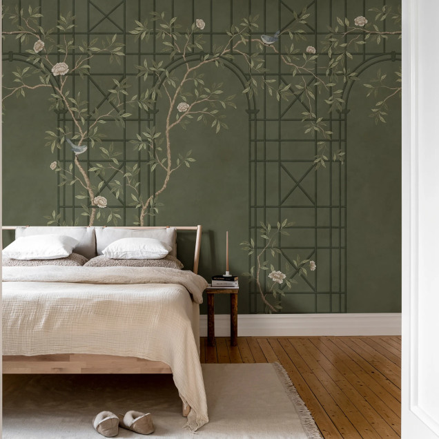 Tapet Chinoiserie cu design de pergolă verde, flori și păsări, într-un living modern.