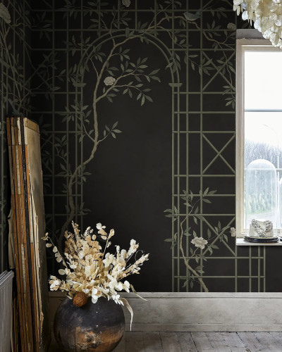 Tapet cu design Chinoiserie, treliș și flori pe fundal închis la culoare.