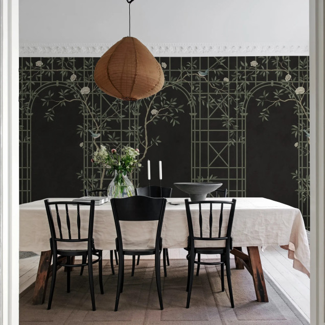 Tapet cu design Chinoiserie, treliș și flori pe fundal închis la culoare.