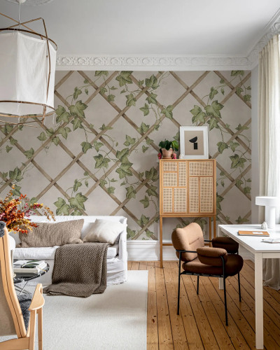 Tapet cu model de iederă verde pe un fundal bej cu rețea diagonală, într-un living modern