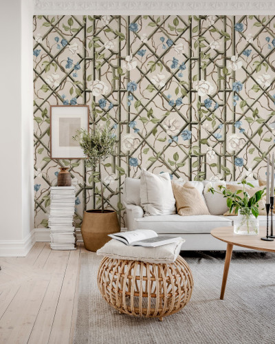 Tapet cu model floral albastru și grilaj într-un living modern