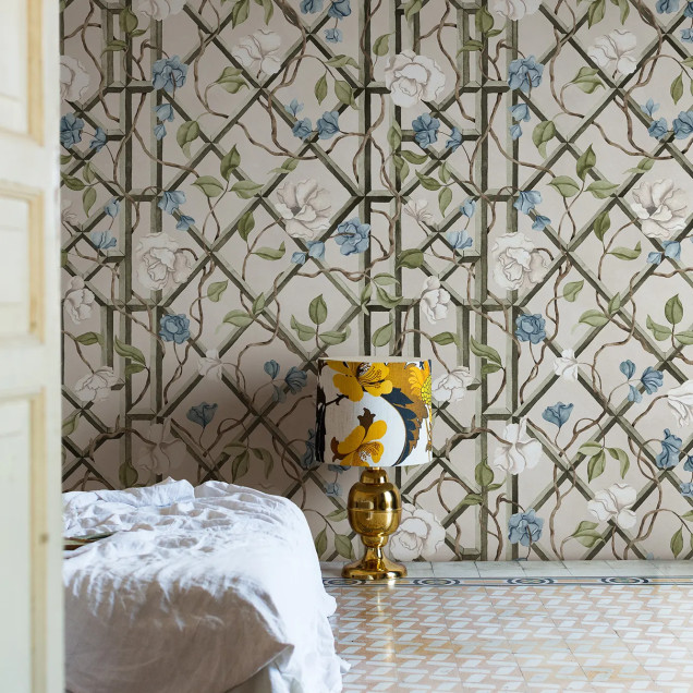 Tapet cu model floral albastru și grilaj într-un living modern