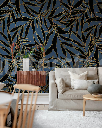 Tapet cu model de frunze mari, negre, cu contur auriu, pe un fundal albastru intens, într-un living modern.