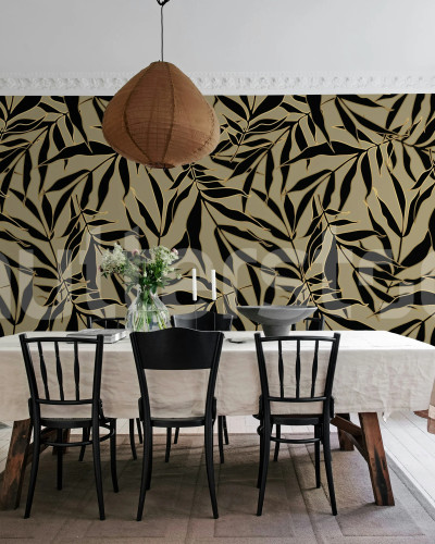 Fototapet cu frunze grafice în nuanțe de bej și negru într-un decor modern de dining.