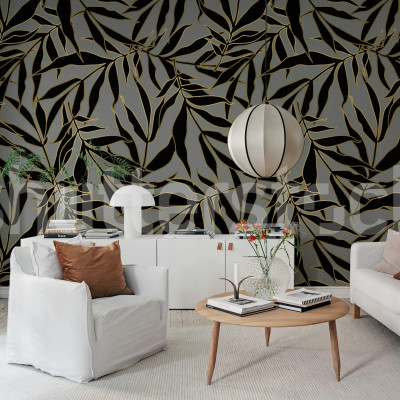 Tapet cu model de frunze negre cu contur auriu pe fundal gri, aplicat pe peretele unui living modern.