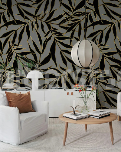 Tapet cu model de frunze negre cu contur auriu pe fundal gri, aplicat pe peretele unui living modern.