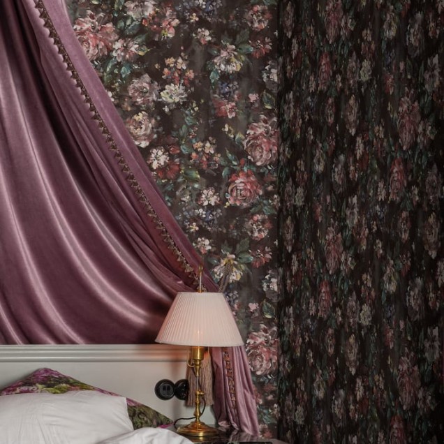 Tapet personalizabil Jardin, Red Velvet, cu un design floral elegant, ideal pentru dormitor