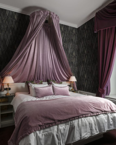 Tapet personalizabil Cornwall, Emerald, cu un design clasic și elegant, cu motive geometrice fine, este perfect pentru a crea o atmosferă sofisticată în camera dumneavoastră.