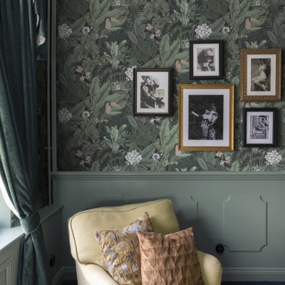 Tapet Furada Sage cu design tropical luxurios.