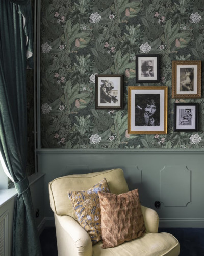 Tapet Furada Sage cu design tropical luxurios.
