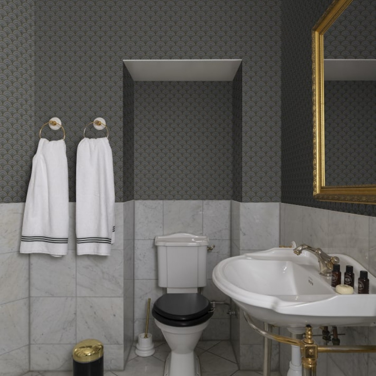 Tapet Rebel Walls RBW-T-R17472. Conține culorile: Gri, Gri Khaki, Negru, Negru Închis, Galben, Galben Măsliniu, Gri, Gri Deschis, Gri, Gri Bazalt