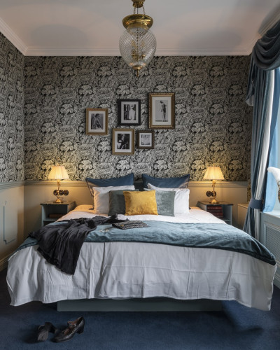 Tapet modern, cu un design elegant, cu nori grațioși, care poate fi folosit pentru decorarea unui dormitor, living, sau orice alt spațiu din casa ta.