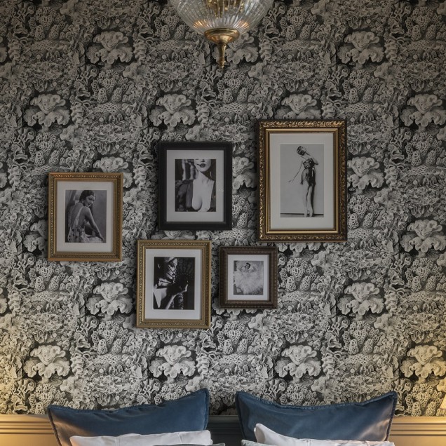 Tapet modern, cu un design elegant, cu nori grațioși, care poate fi folosit pentru decorarea unui dormitor, living, sau orice alt spațiu din casa ta.