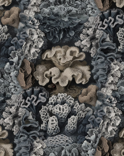 Tapet cu model floral, cu fundal negru și design floral auriu și teal, într-o baie cu o cabină de duș cu pereți din marmură