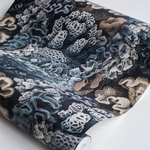 Tapet cu model floral, cu fundal negru și design floral auriu și teal, într-o baie cu o cabină de duș cu pereți din marmură