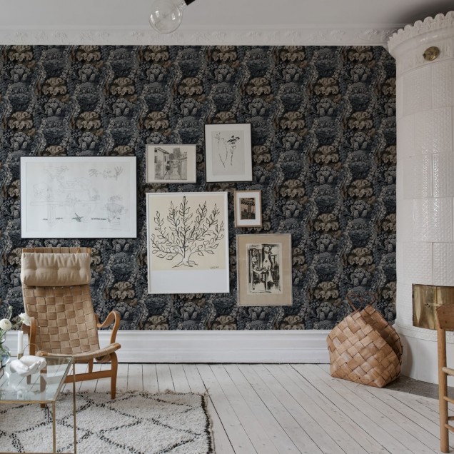 Tapet cu model floral, cu fundal negru și design floral auriu și teal, într-o baie cu o cabină de duș cu pereți din marmură