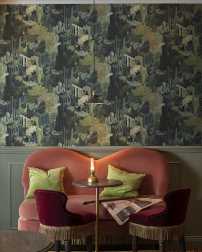 Tapet modern cu design abstract Toledo Juniper, cu accente de verde și gri, perfect pentru a adăuga un strop de eleganță oricărei încăperi.