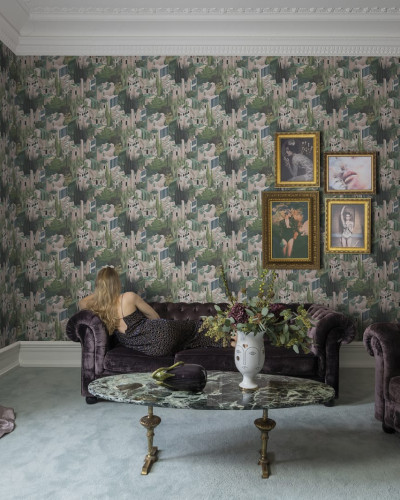 Tapet Toledo Lemonade cu un design modern si elegant, inspirat de arhitectura clasica, cu accente de culoare verde, alb si roz.