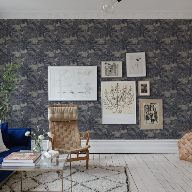 Tapet Saint Sebastian, Slate, cu un design elegant și sofisticat. Imaginea sa cu arbori în tonuri de gri creează un ambient relaxant și modern.