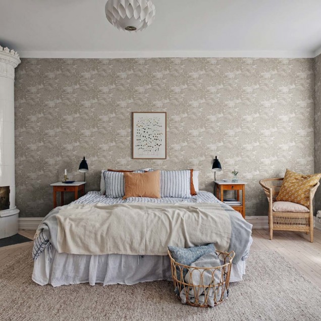 Tapetul Saint Sebastian Sand de la Rebel Walls prezintă un design elegant cu o femeie care urcă o scară, decorată cu portocale.