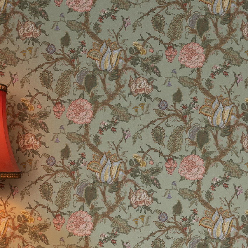Tapet floral elegant Carnaby, Slate, cu un model delicat de flori în nuanțe pastelate, perfect pentru a crea un ambient romantic și elegant în dormitor, living sau hol.