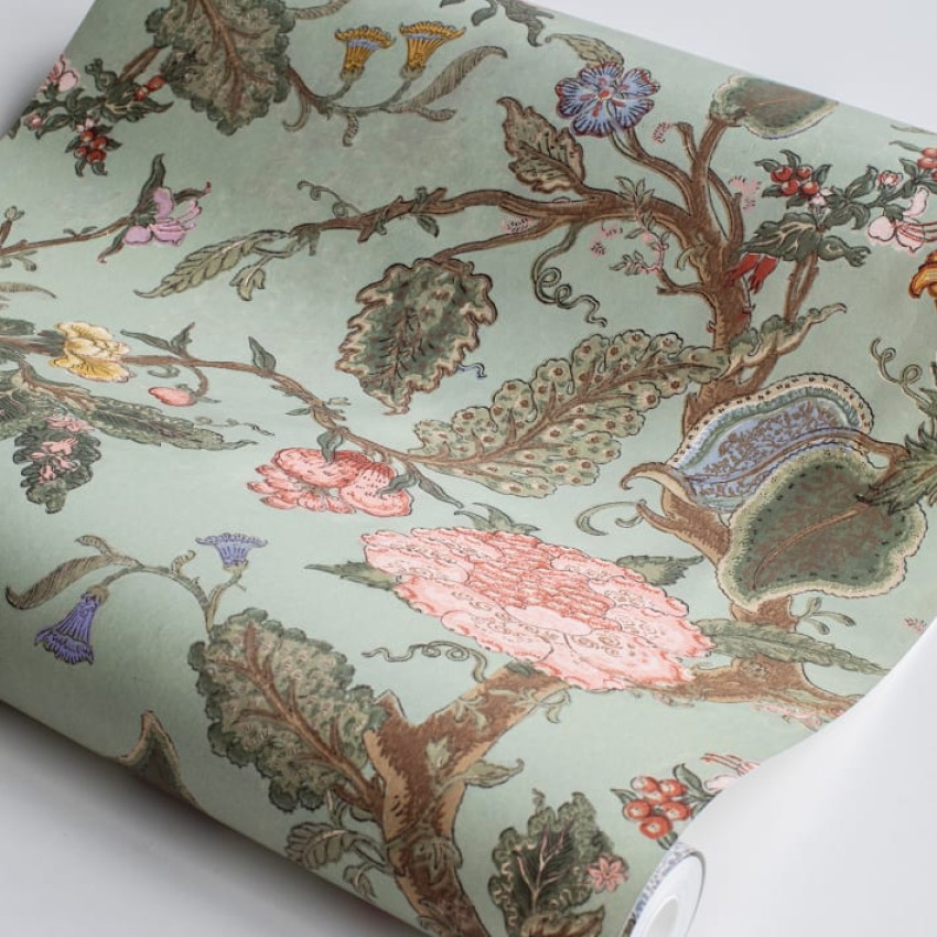 Tapet floral elegant Carnaby, Slate, cu un model delicat de flori în nuanțe pastelate, perfect pentru a crea un ambient romantic și elegant în dormitor, living sau hol.