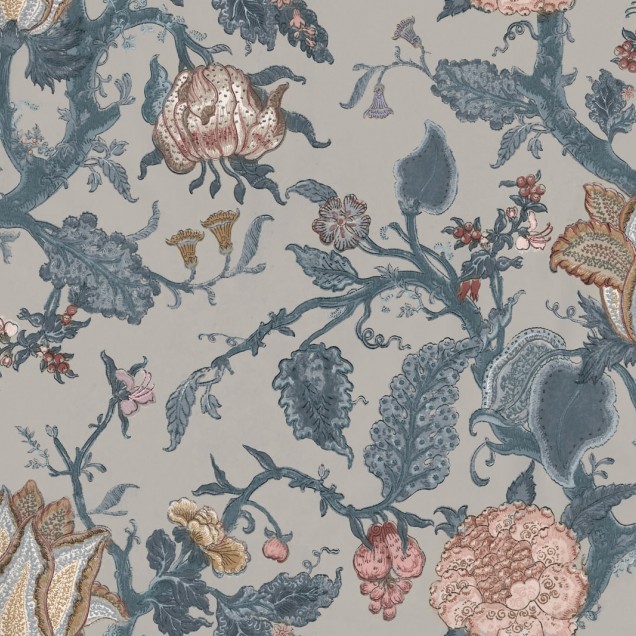 Tapet floral elegant Carnaby, Slate, cu un model delicat de flori în nuanțe pastelate, perfect pentru a crea un ambient romantic și elegant în dormitor, living sau hol.