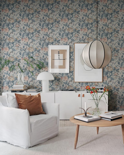 Tapet floral elegant Carnaby, Slate, cu un model delicat de flori în nuanțe pastelate, perfect pentru a crea un ambient romantic și elegant în dormitor, living sau hol.
