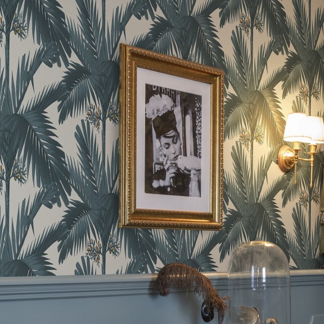 Tapet Palm Spring, Teal, cu palmieri teal pe un fundal crem deschis.