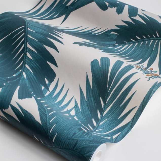 Tapet Palm Spring, Teal, cu palmieri teal pe un fundal crem deschis.