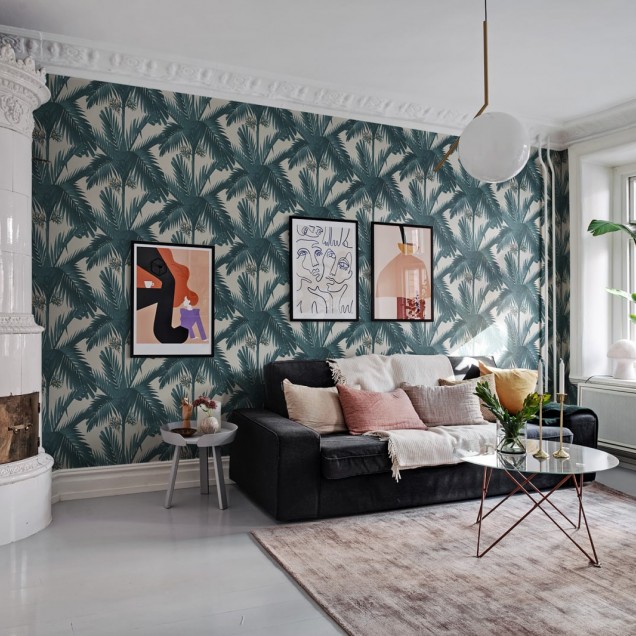 Tapet Palm Spring, Teal, cu palmieri teal pe un fundal crem deschis.