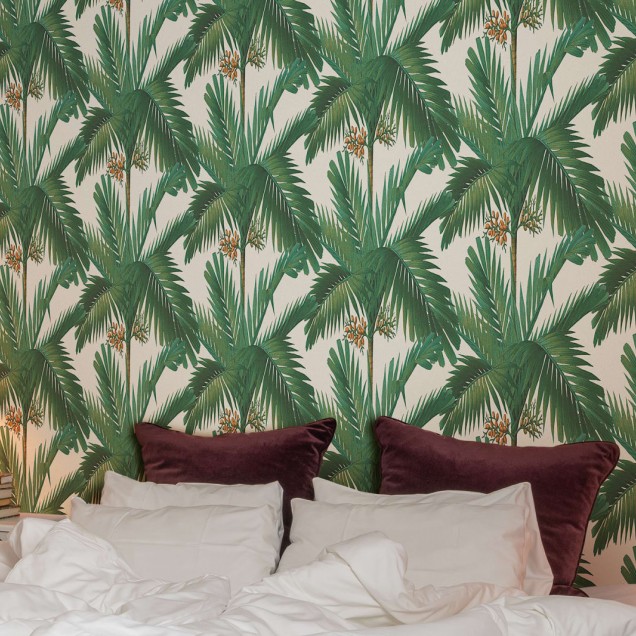 Tapet cu palmieri verzi pe un fundal crem, design elegant si exotic.