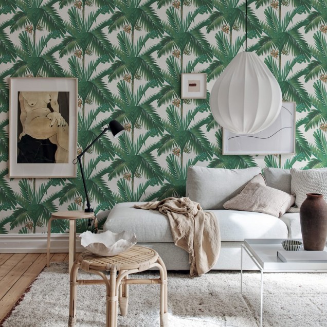 Tapet cu palmieri verzi pe un fundal crem, design elegant si exotic.