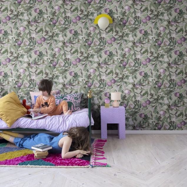 Tapet pentru copii cu motive florale si fructe in nuante de lila