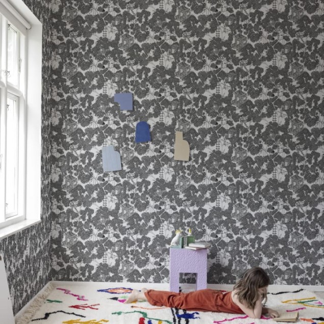 Tapet cu case in copaci pentru copii, design gri si alb.