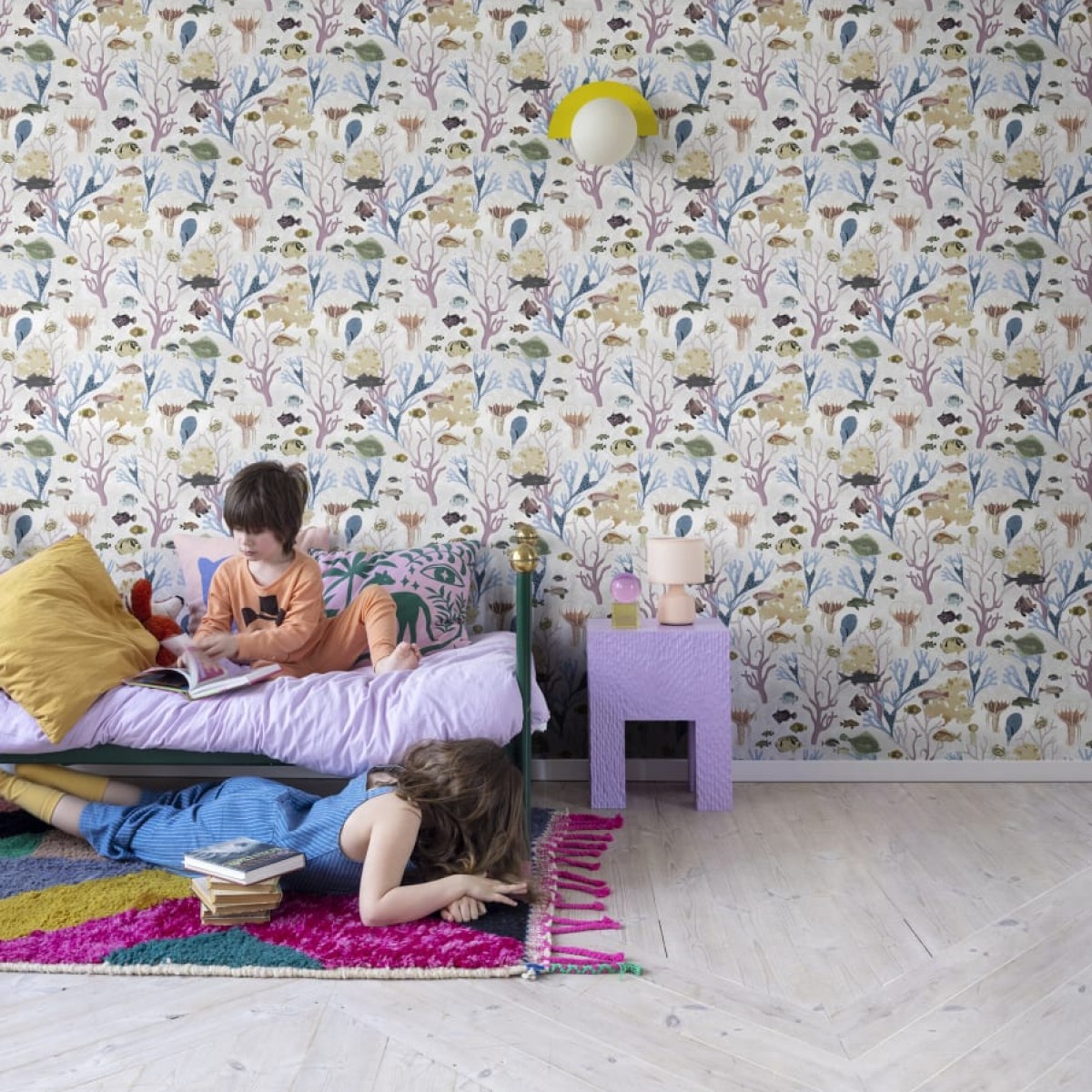 Tapet Rebel Walls RBW-T-R18032. Conține culorile: Fildeș, Albastru, Albastru Briliant, Violet, Violet Pastel, Gri, Gri Fereastră, Gri, Gri Khaki