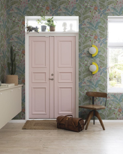 Tapet pentru copii cu design floral verde și roz, cu frunze, flori și fructe.