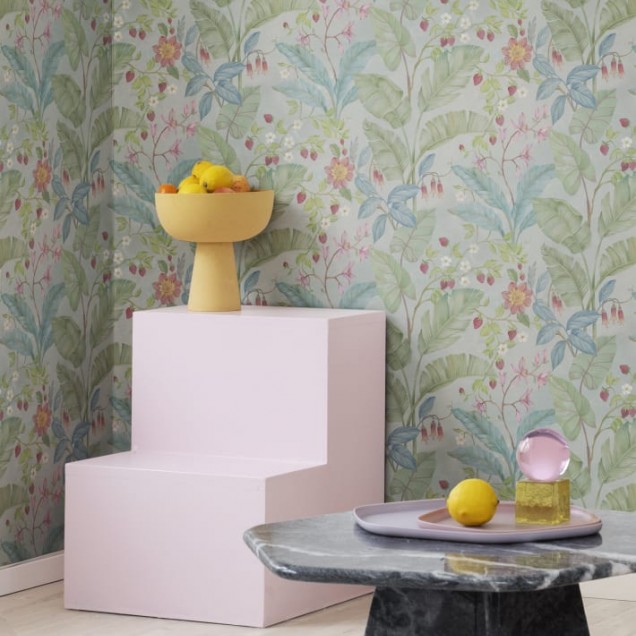 Tapet pentru copii cu design floral verde și roz, cu frunze, flori și fructe.